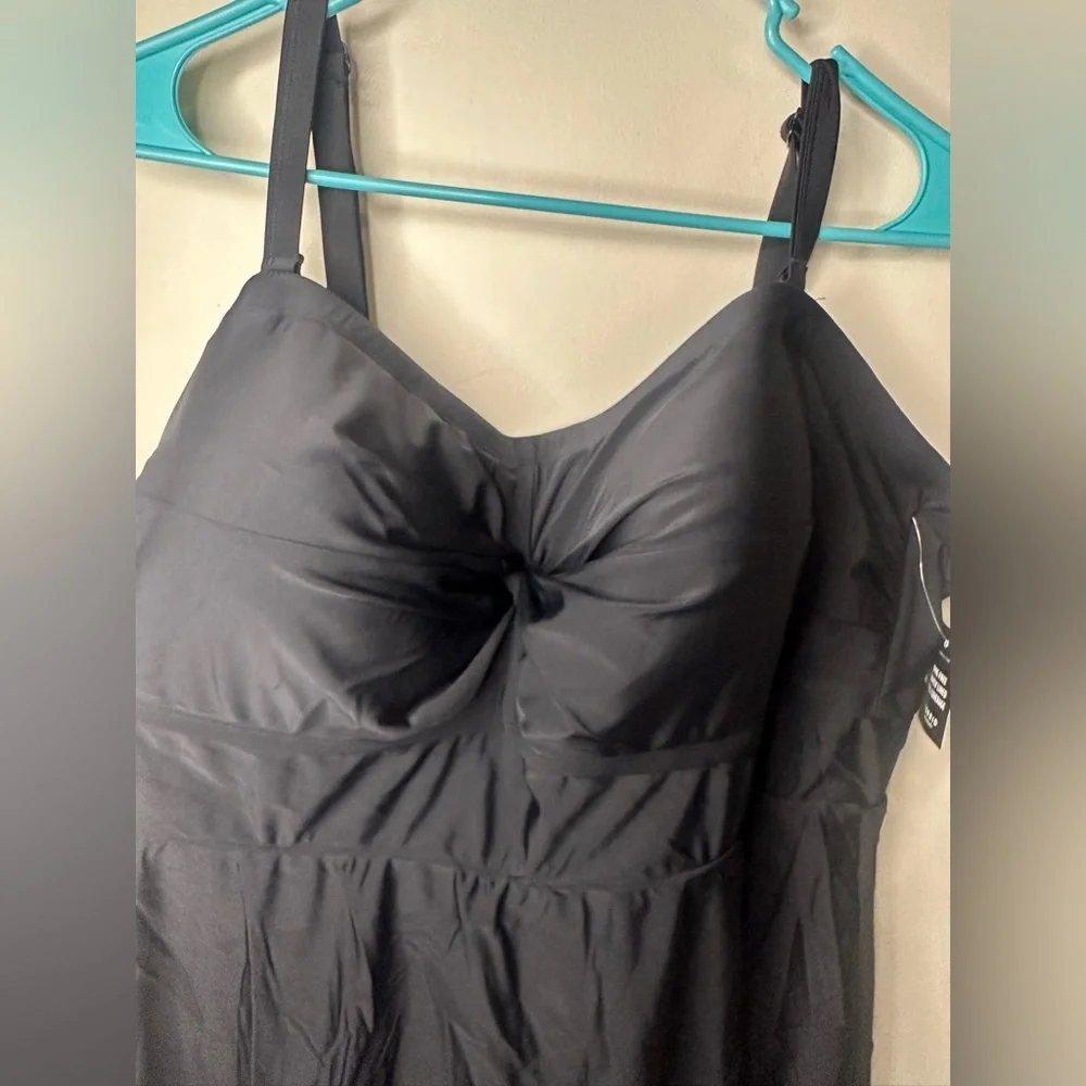 NWT Womens 4 Torrid Deep Black Wireless strapless bandeau swim dress with brief